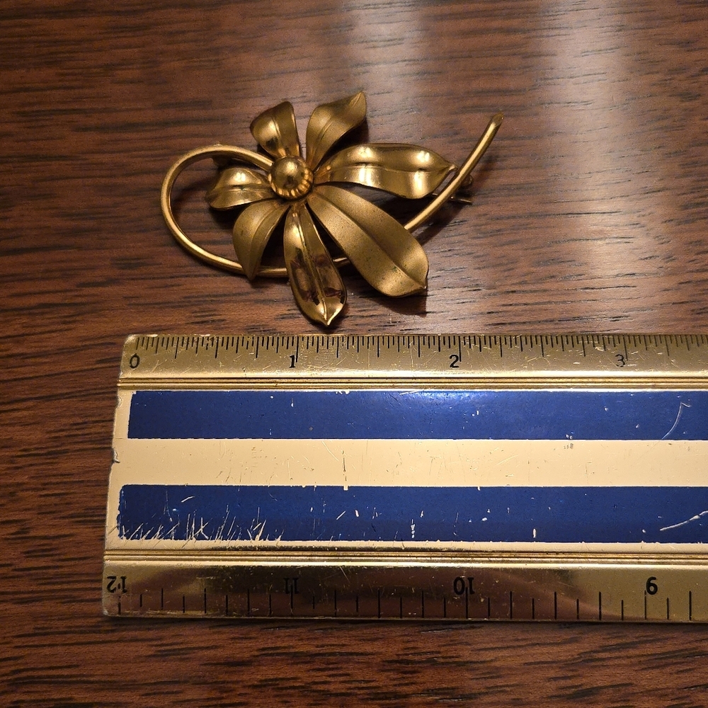 Flower Brooch Gold Tone Smooth Satin Vintage 1960s Pin Beautiful - Picture 3 of 4